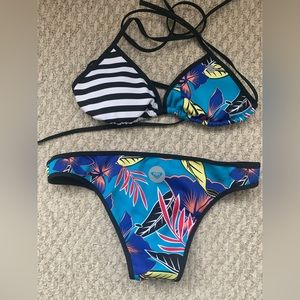 Roxy String Bikini Bathingsuit Swimsuit Medium New